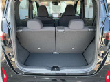 バックドアは大きく開きます。定員乗車時でも十分広いラゲッジスペースを確保しています。