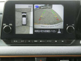 全周囲カメラで、クルマを上空から見下ろしているかのような映像を映し出します。周囲の状況がひと目でわかります!