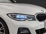 アダプティブLEDヘッドライトはステアリングを切った方向を照らします。