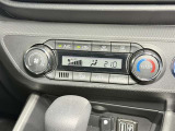 【オートエアコン】「AUTO」スイッチを押すだけで、冷暖房の切り替えや風量、吹き出し口の調整などを自動で行います。