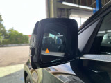 ドアミラーで見えない死角に車などを検知すると、点灯します!