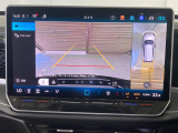 ギアをリバースに入れると車両後方の映像を映し出します。画面にはガイドラインが表示され、車庫入れや縦列駐車などの際に安全確認をサポートします。
