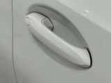 コンフォートアクセス付きでキーを携帯していれば施錠、開錠が可能です。