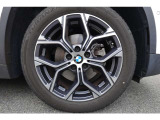 【BMWアロイホイール】軽量かつ強度に拘ったアロイホイール。走行性能ポテンシャルを引き出す設計。タイヤのサイドウォールが強化されたランフラットタイヤは、パンク時にタイヤがつぶれてもリムから外れません。