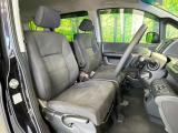運転席まわりには十分なスペースがあり、大柄な方でもゆったり運転していただける環境です。