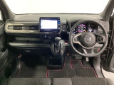 車内は光触媒抗菌消臭施工済です。スタイリッシュなデザインでスポーティなインパネ周りを演出します。グローブボックスやカップホルダーのほかにトレーなどたくさんの収納スペースが付いています。