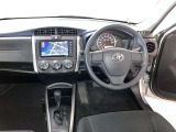 運転席周りのレイアウトをご覧ください。ナビゲーションが綺麗に装着されすっきり収まってますね!