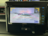 【バックカメラ】運転が苦手な方も車庫入れラクラクです!ギアをリバースに入れれば自動的に切り換わりますので、面倒な操作は不要です♪狭い駐車場もお車を傷つけず安心ですね!