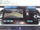 バックカメラの画像です。ガイドラインがスムースな車庫入れをサポートいたします。車庫入れの安心感がアップしますね。