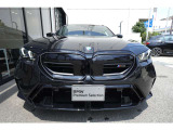 BMWの代名詞の【キドニーグリル】グリルが腎臓のように見えるので【キドニー】と呼ばれるようになりました。一目見ただけでBMWであると認識できる確固たるアイコンとして存在感を放ちます。