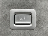 【パワーバックドア】スマートキーや運転席のボタンを押すだけでリアゲートが自動で開閉します!荷物を持っている時や、高い位置にあるバックドアを閉める際に便利な機能です♪