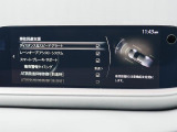 こちらのお車には先進安全装備が多数搭載されています。衝突被害を回避あるいは軽減するためのブレーキや、後方死角からの接近警報、車線逸脱を防止する警報装置など、詳しくはスタッフまでお尋ねください。