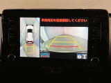 【パノラミックビューモニター】映像で、見づらい車両周辺の確認をアシスト。クルマを真上から見ているような映像を表示。 運転席から確認しにくい車両周囲の状況を把握。