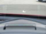 運転視界の遠方上方に虚像を投影することで前を見ながら情報の視認ができます。本当にドライバーが必要な情報を適切に伝え、楽しんで頂くことを考えた新世代装備です。※虚像は2.6m前方に浮かぶイメージです。