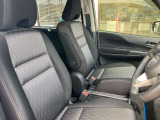 簡単な操作で座面とステアリングの高さを調整。小柄な女性でも運転しやすい、見晴らしのいい運転席(^^♪