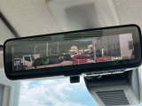 インテリジェントルームミラー搭載で、車の後方に設置されたカメラ映像を映し出してシートバックやヘッドレスト、同乗者に視界が遮られることがなく視認性が非常に良いです