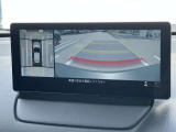360度ビューカメラを搭載。4方の小型カメラの映像を処理し、車両真上からの映像に変換しています。