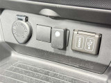 【充電用USB端子】充電用USB端子付き。スマートフォンなどの充電に便利です。