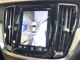 【360&deg;ビューカメラ】4台の高解像度カメラで360度の鳥瞰図を表示。隣の車や壁、死角にある障害物などを画面で確認できるため、狭いスペースでの駐車・出入りも安心です。