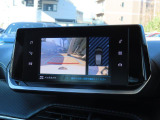 ワイドバックアイカメラ 車両後方の状況をタッチスクリーンに映し出します。距離や角度が確認できるガイドラインと俯瞰映像により停車状況が正確に把握できます。