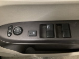 電動格納式リモコンドアミラーと、パワーウィンドウスイッチ等は運転席ドアにあります。