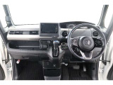 操作性に優れた運転席となります!小物入れや各ボタンの配置にこだわり、使いやすいです!座り心地もよく視認性も良好なのでロングドライブもお任せ下さい!
