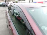 雨の日でも、車内の空気入替に便利なプラスチックバイザー付きになります^^意外と実用性がありますよね☆