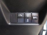 パーキングセンサーや横滑りを防ぐVSA等のスイッチ類は運転席の右側、手の届きやすい位置にあります。