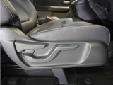 【ハイトアジャスター】レバーの上下操作だけで、座面を運転しやすい高さへ簡単に調節できます。