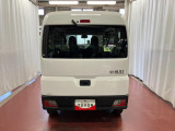 跳ね上げ式バックドアなので、雨天時の荷物の出し入れの際も濡れにくいです