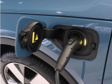 コンセントタイプ3kWやウォールボックスタイプ6kWの充電器を用いてご自宅で簡単充電。一般的な家庭用200V交流充電ケーブルでは約8時間で80%まで充電!1時間あたり7~14kmを走行できる電力を充電