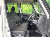 運転席まわりには十分なスペースがあり、大柄な方でもゆったり運転していただける環境です。