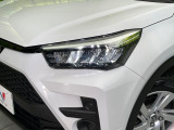 【LEDヘッドライト】悪天候や夜間走行時も良好な視界を確保し安心して運転できる高輝度LEDヘッドライトを装備!点灯速度が早く、消費電力も抑えられています。