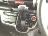 シフトレバーが高い位置にあるため、視線移動が少なく、運転中でも自然な姿勢で操作できます。