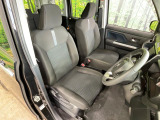 運転席まわりには十分なスペースがあり、大柄な方でもゆったり運転していただける環境です。