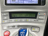 【オートエアコン】一度お好みの温度に設定すれば、車内の温度を検知し風量や温度を自動で調整。暑い&hellip;寒い&hellip;と何度もスイッチ操作をする必要はありません。快適な車内空間には必須の機能ですね♪