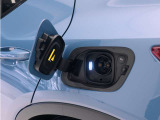 急速充電器は、外出先の公共の充電ステーションでご利用いただけます。CHAdeMOに対応し、短時間で急速充電!150kWの急速充電器を使用した場合、充電率10%から80%まで、約32分で充電できます。