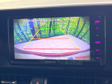 【バックカメラ】駐車時に後方がリアルタイム映像で確認できます。大型商業施設や立体駐車場での駐車時や、夜間のバック時に大活躍!運転スキルに関わらず、今や必須となった装備のひとつです!