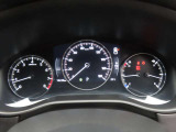 CX-30のメーター部です。華美な装飾を避け、必要な情報を瞬時に読み取れる様にデザイン・配置されています。