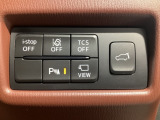 運転席脇のクラスタースイッチ部分にはカメラ切り替えスイッチ、パーキングセンサー、その他走行系スイッチを集中配置しております。
