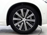 ダイヤモンドカット/ブラック10スポーク9.0J&times;20インチアルミホイール。衝突回避・被害軽減ブレーキシステムやパイロット・アシストなど、数多くの先進安全・運転支援機能を標準装備。