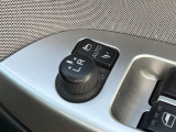 【電動格納ミラー】サイドミラーは電動格納式となっており、狭い駐車場でもキズがつくリスクを抑えられます。