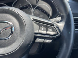 【マツダ・レーダー・クルーズ・コントロール(MRCC)】先行車との速度差や車間距離を認識し、設定した車速内で車間距離を自動で調整・維持することで、高速道路などでドライバーの負担を軽減します。