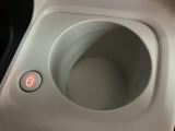 ホットドリンクをちょうどいい温度でキープしてくれる保温機能付きのホッとカップホルダーは軽初の装備!運転席と助手席に装備♪