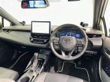 運転席まわりです。 各操作スイッチは使いやすい位置に配置されてます。