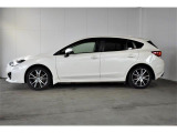 スバルの4WD(AWD)は直進安定性に優れ、日常走行から高速走行まで、さまざまなシーンで安心感に満ちた走りが愉しめます。それは悪路や泥道など左右のタイヤの路面状況が異なるシーンでも変わりません。