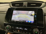 リバースギアに入れるだけで後方の表示へ切り替わります。夜間や雨の日の駐車も楽になりますよ。