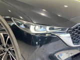 【LEDヘッドライト】悪天候や夜間走行時も良好な視界を確保し安心して運転できる高輝度LEDヘッドライトを装備!点灯速度が早く、消費電力も抑えられています。