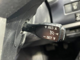 【クルーズコントロール】高速道路もラクラク走行。アクセルを離しても一定速度で走行ができ、長距離運転時の負担を軽減!加速・減速も簡単なスイッチ操作で調整できます。