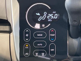 【オートエアコン】一度お好みの温度に設定すれば、車内の温度を検知し風量や温度を自動で調整。暑い&hellip;寒い&hellip;と何度もスイッチ操作をする必要はありません。快適な車内空間には必須の機能ですね♪